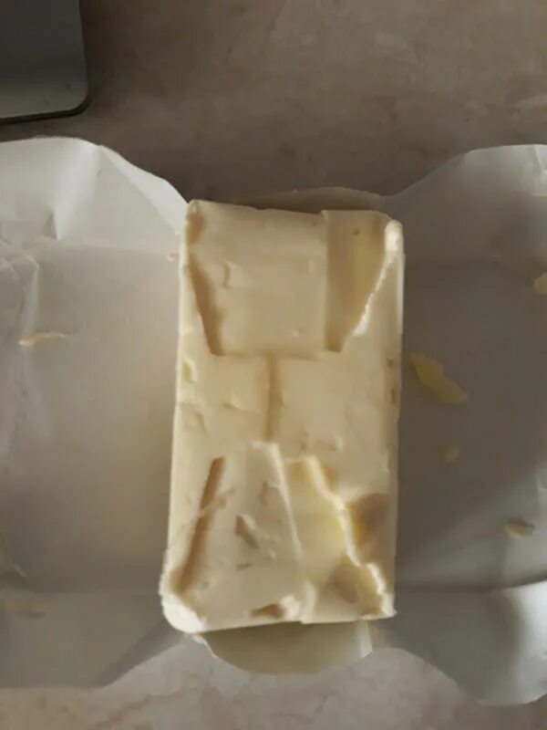 100 грамм сливочного масла. 100 грамм сливочного масла. Масло сливочное на тарелке. 3 грамма сливочного масла. 100 грамм сливочного масла.