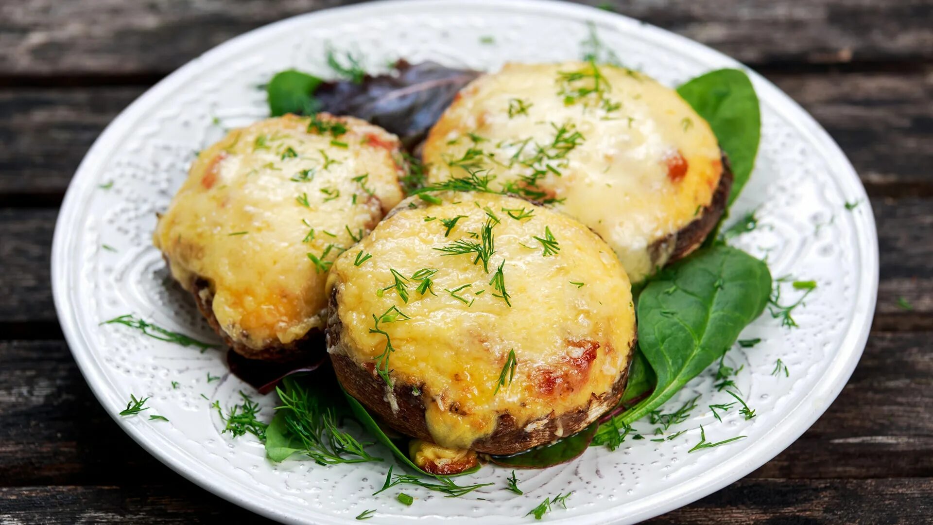 Рецепт шампиньонов фаршированных курицей. Запеченные фаршированные шампиньоны. Шампиньоны фаршированные рататуем. Шампиньоны фаршированные польские.