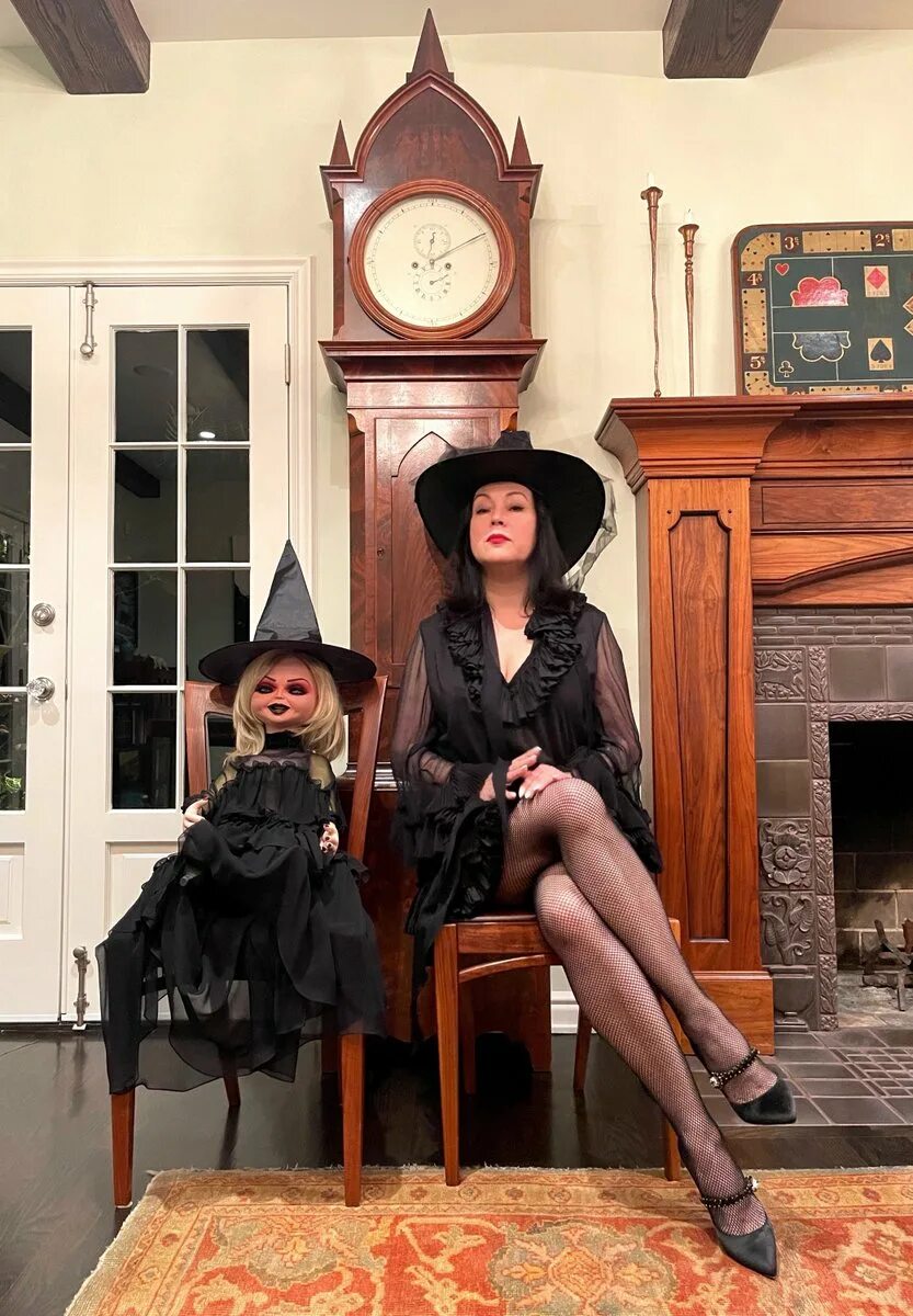 Lady in waiting chustme. Ladies waiting. Ожидание поезда. Книга сингл леди. Девушка на вокзале.