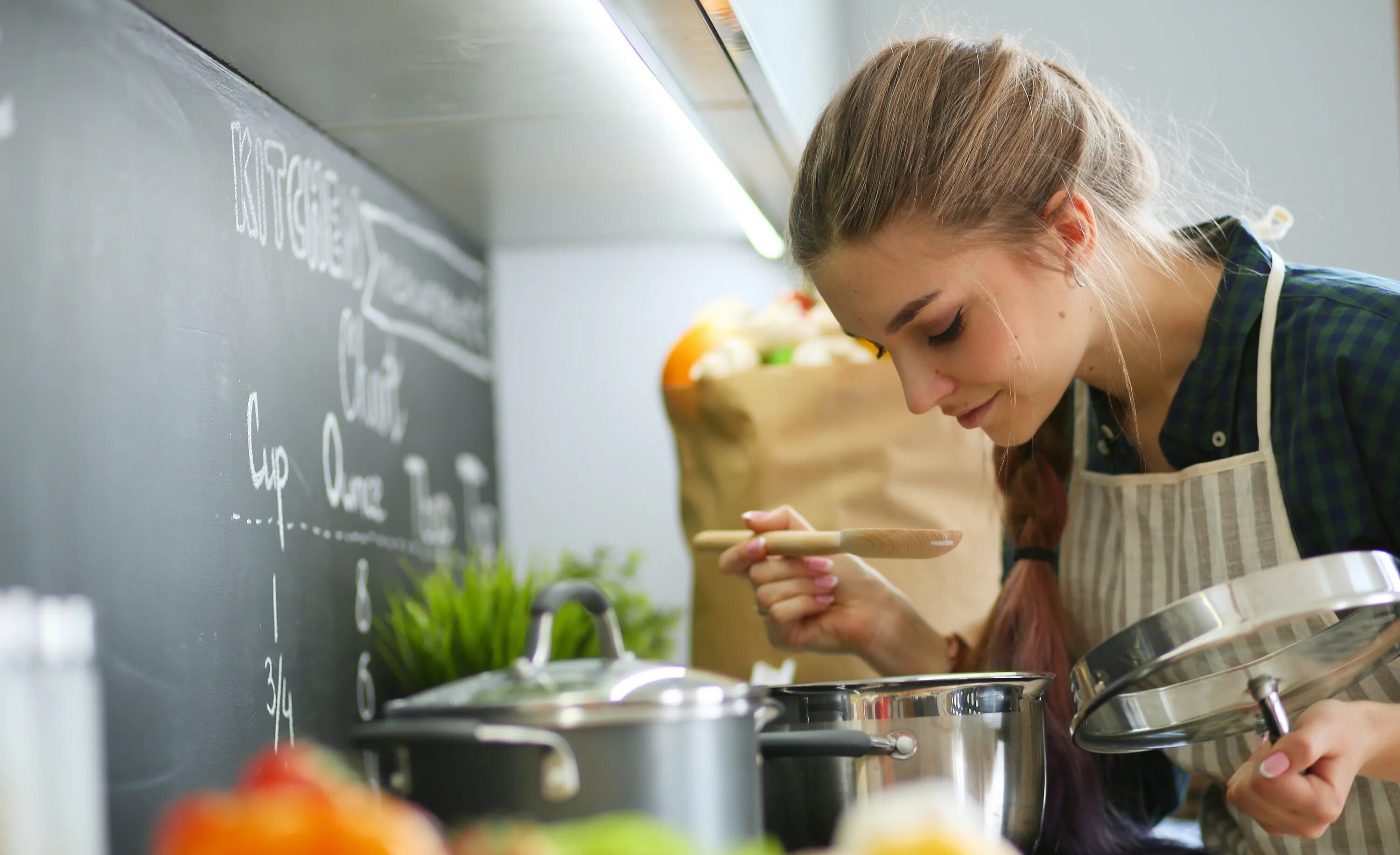 Пою и готовлю. Готовка на кухне. Женщина на кухне. Готовка подростки. Женщина готовит.