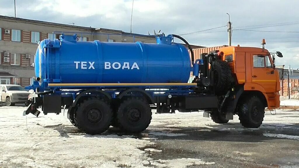 Водитель водовоза. Водовозка КАМАЗ 43118. КАМАЗ 43118 АКН 12 автоцистерна. Водовоз КАМАЗ КАМАЗ 43118. КАМАЗ водовоз 12 кубов.