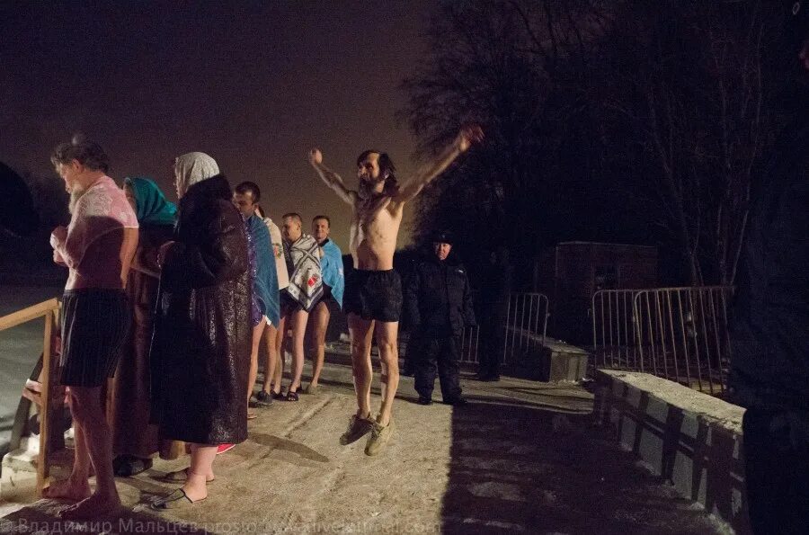 купель в парке фили. купель в филевском парке. ганина яма купель на крещение. парк фили крещение. филевский парк крещение.