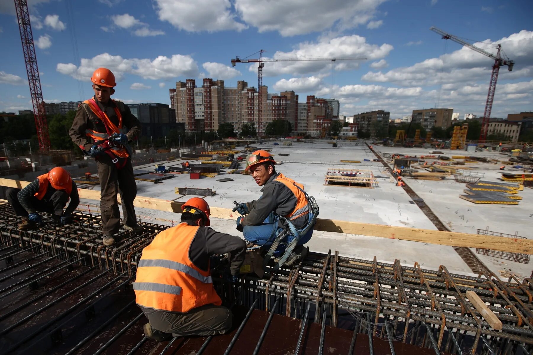 Строители новой россии. Рабочие на строительной площадке. Строители на площадке. Стройплощадка Москва. Лучшая строительная площадка.