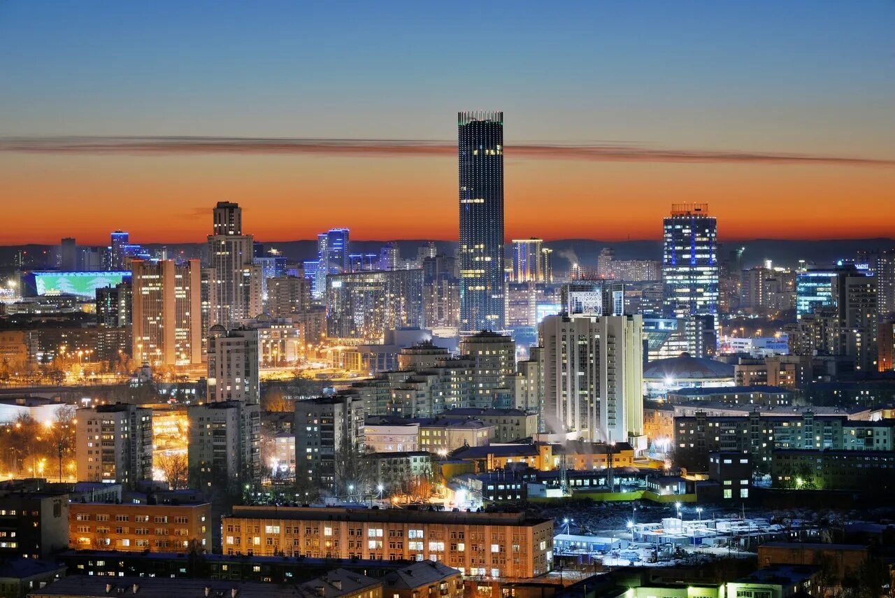 Ночной екатеринбург центр. Екатеринбург обычные. Екб ночью. Ночной екатеринбург с уровня земли. Ночной екб у плотинки.