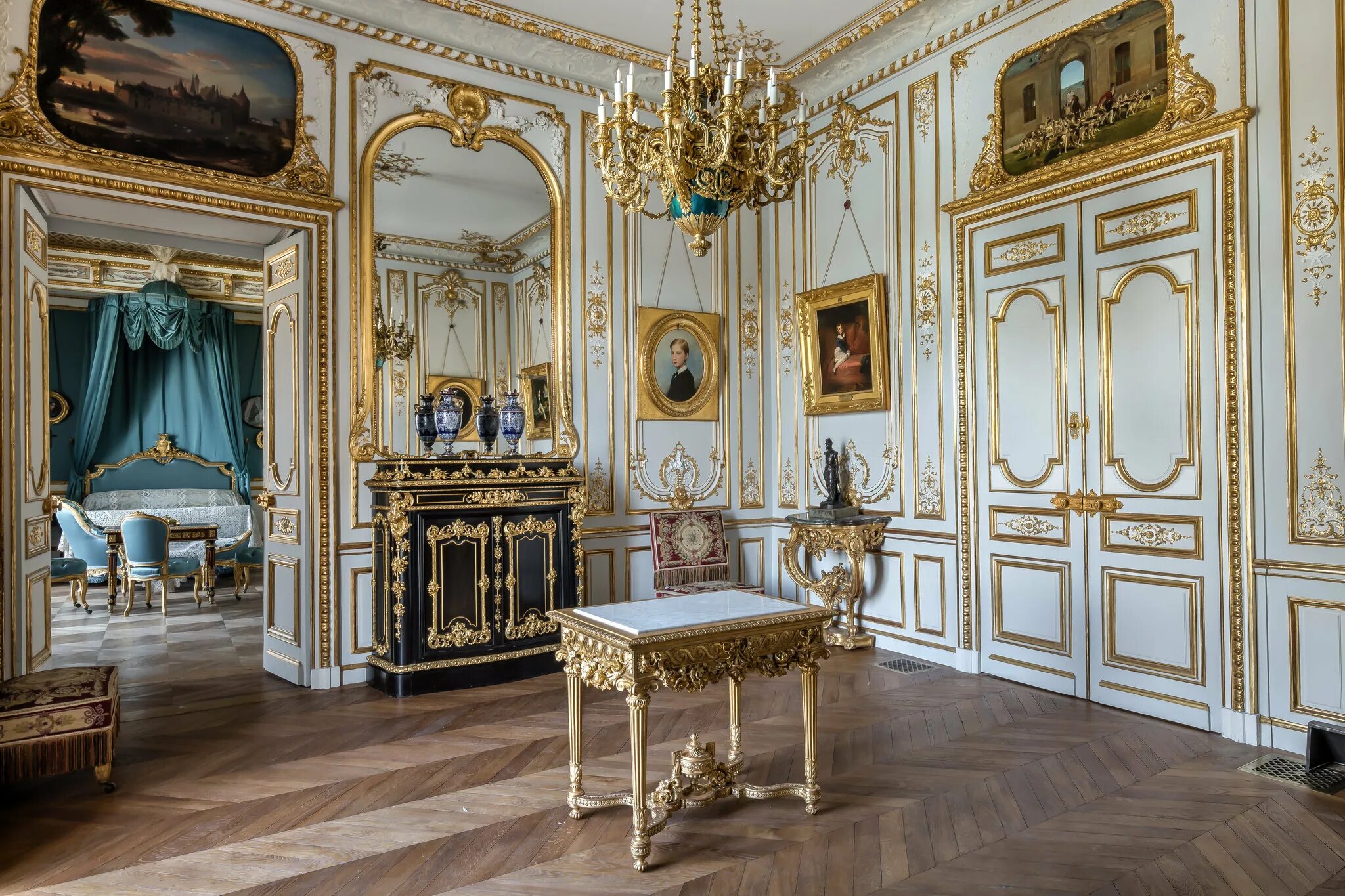 Версаль режим работы. Версальский дворец Версаль Барокко. Барокко интерьеры Версальского дворца. Версальский дворец рококо. Версальский дворец Версаль стиль рококо.