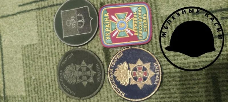 Нашивки русских военных похожие на нацистские. Трофейные нашивки азова на рукавах днр. Нашивка зсу всп тризуб лип. Нашивки украинских националистов. Трофейные шевроны.