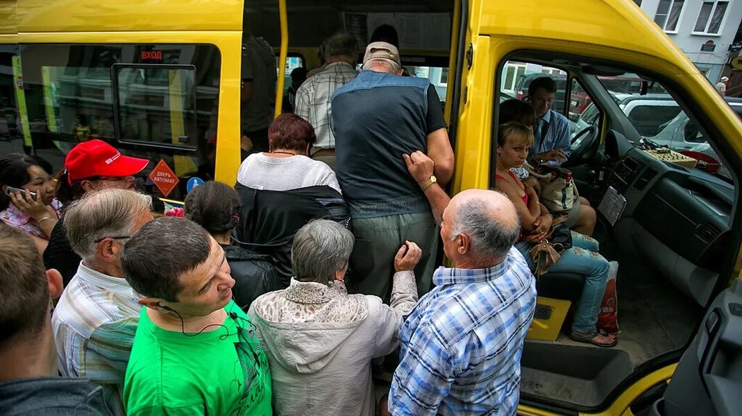 Переполненный транспорт. Прикольный автобус. Переполненная маршрутка. Пассажиры в маршрутке. 13 часов в автобусе