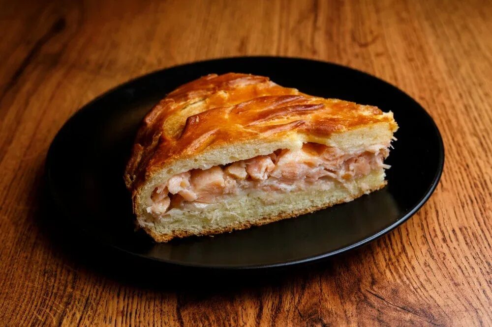 Пироги из квашеного теста. Пирог с лососем. Пирог из семги. Пирог с форелью. Пироги с семгой.