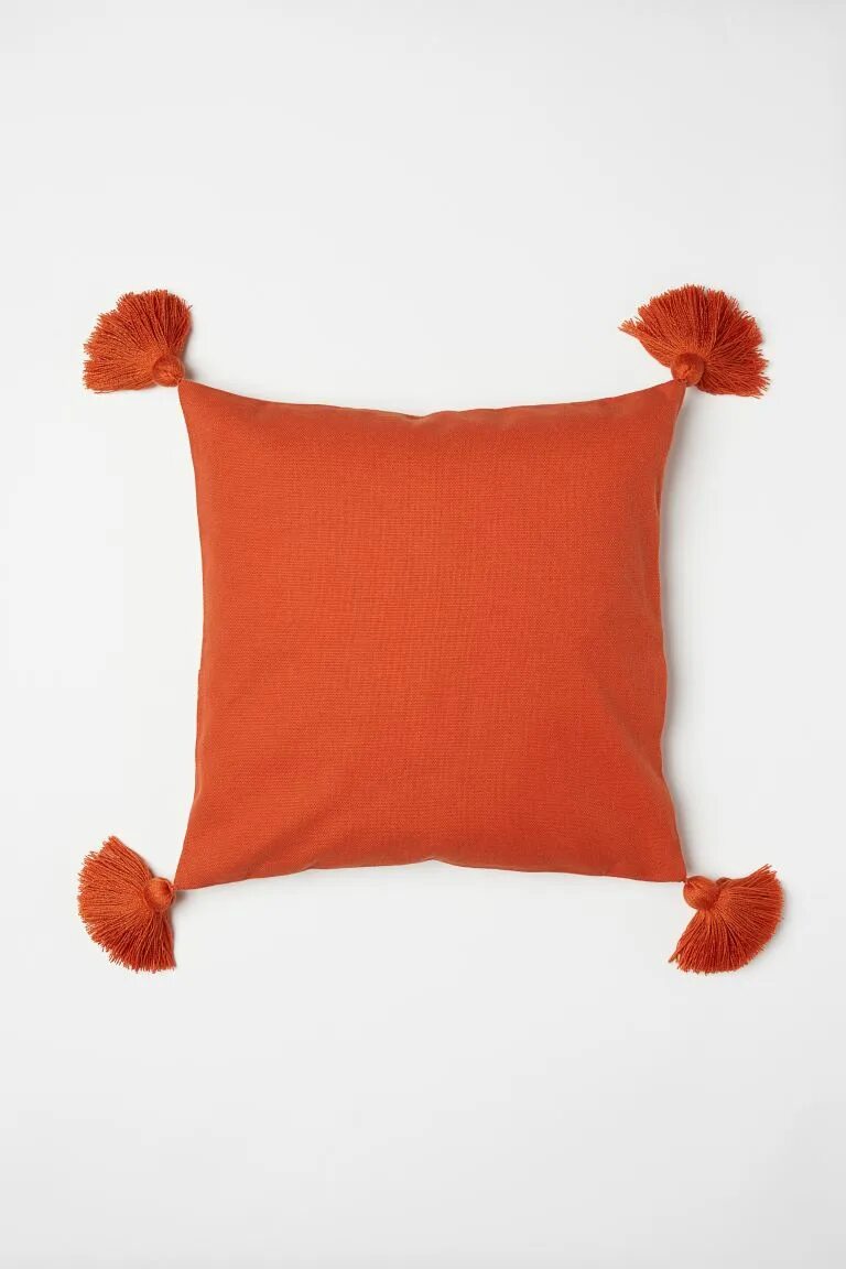 Оранжевая наволочка. Оранжевая подушка. Подушка с кисточками оранжевая. Оранжевые наволочки на декоративные подушки. Оранжевые подушки декоративные своими руками из ткани.