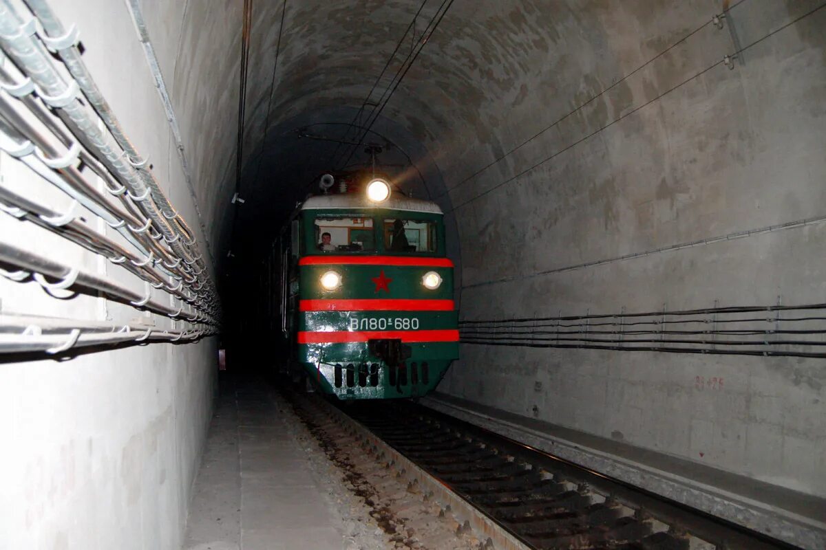 Поезд из тоннеля. Паровоз туннель. Каунасский железнодорожный тоннель. Поезд из тоннеля. Поезд изнутри в туннеле.