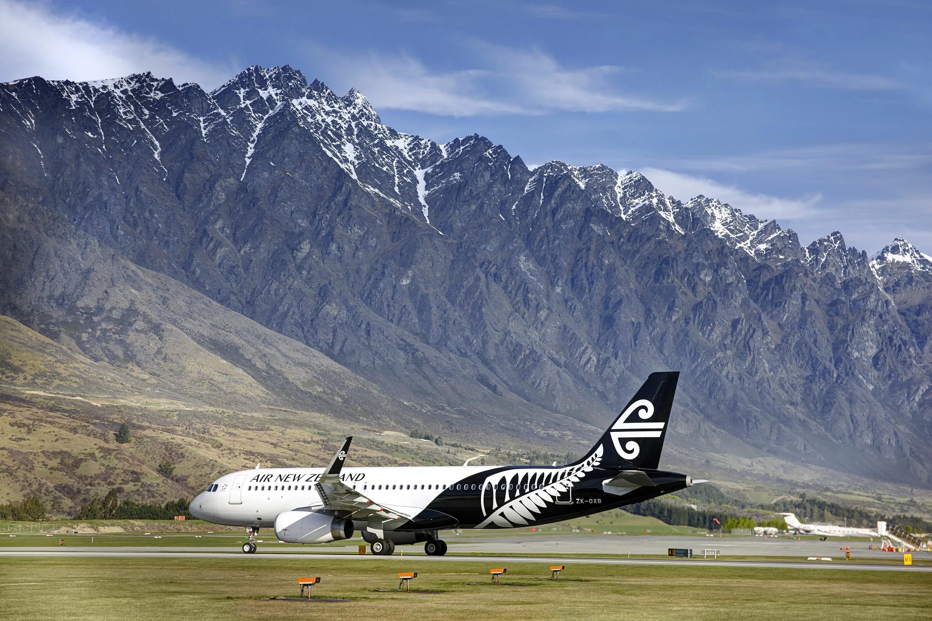 Air New Zealand самолеты. Аэропорт Квинстаун новая Зеландия. Airbus a320 Air New Zealand. Самолет черный Air New Zealand.