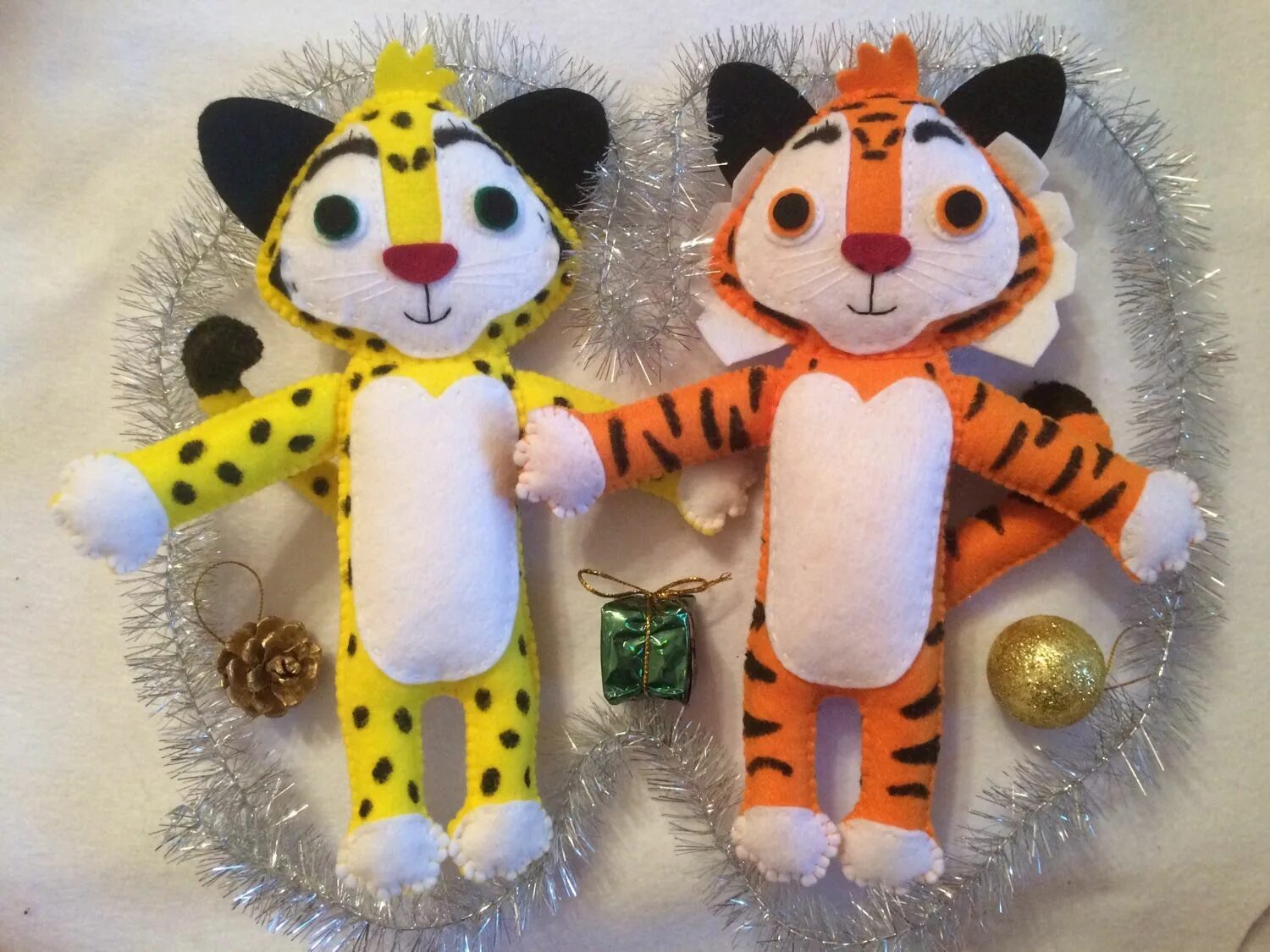 Игрушки из фетра тигр. Тигрята из фетра на новый год. Поделка тигр на новый год. Тигр из фетра. Игрушки 2022 год