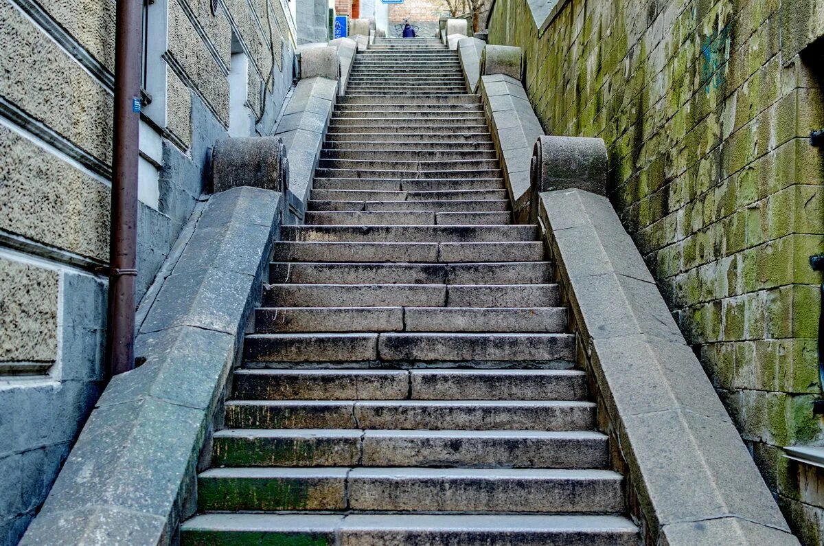 The Stairs Тбилиси. Вифлеемская лестница в Тбилиси. Лестницы 100 ступеней Версаль. Каменные ступеньки.