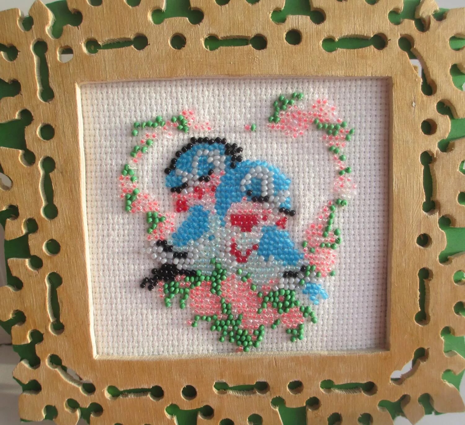 брошь учителю в подарок из бисера. подарок на день матери из бисера. подарок на день матери из бисера. бисерные подарок для мамы. подарок из бисера на день рождения.