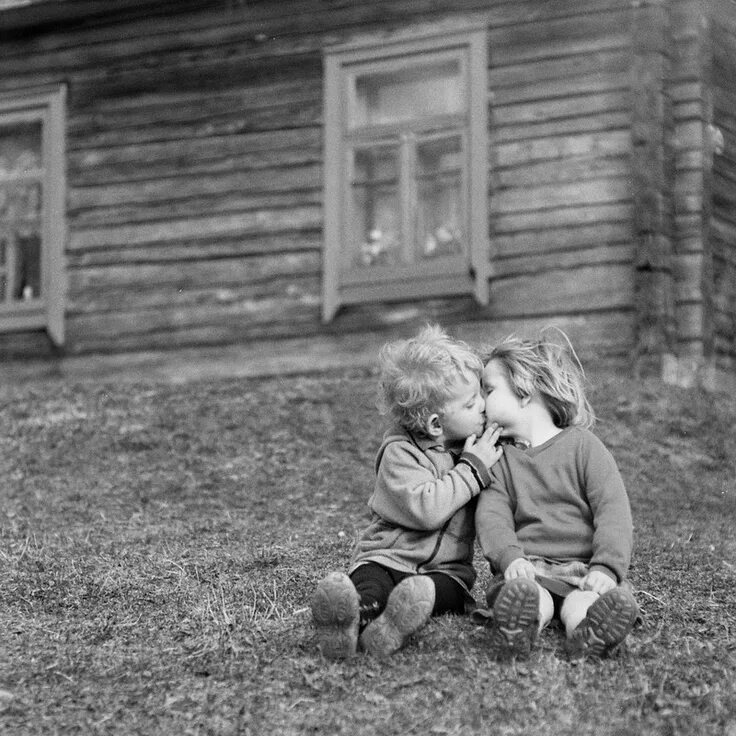 Утром маму поцелую. Счастливое детство в деревне. Любовь в деревне. Мальчик и девочка в деревне. Воспоминания о детстве.