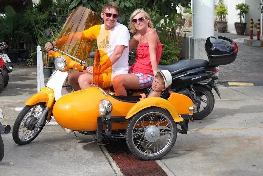 Байк в паттайе. Мопеды в Тайланде. Мотоцикл с коляской Тайланд. Байк для троих с коляской. Байк с коляской в Тайланде.