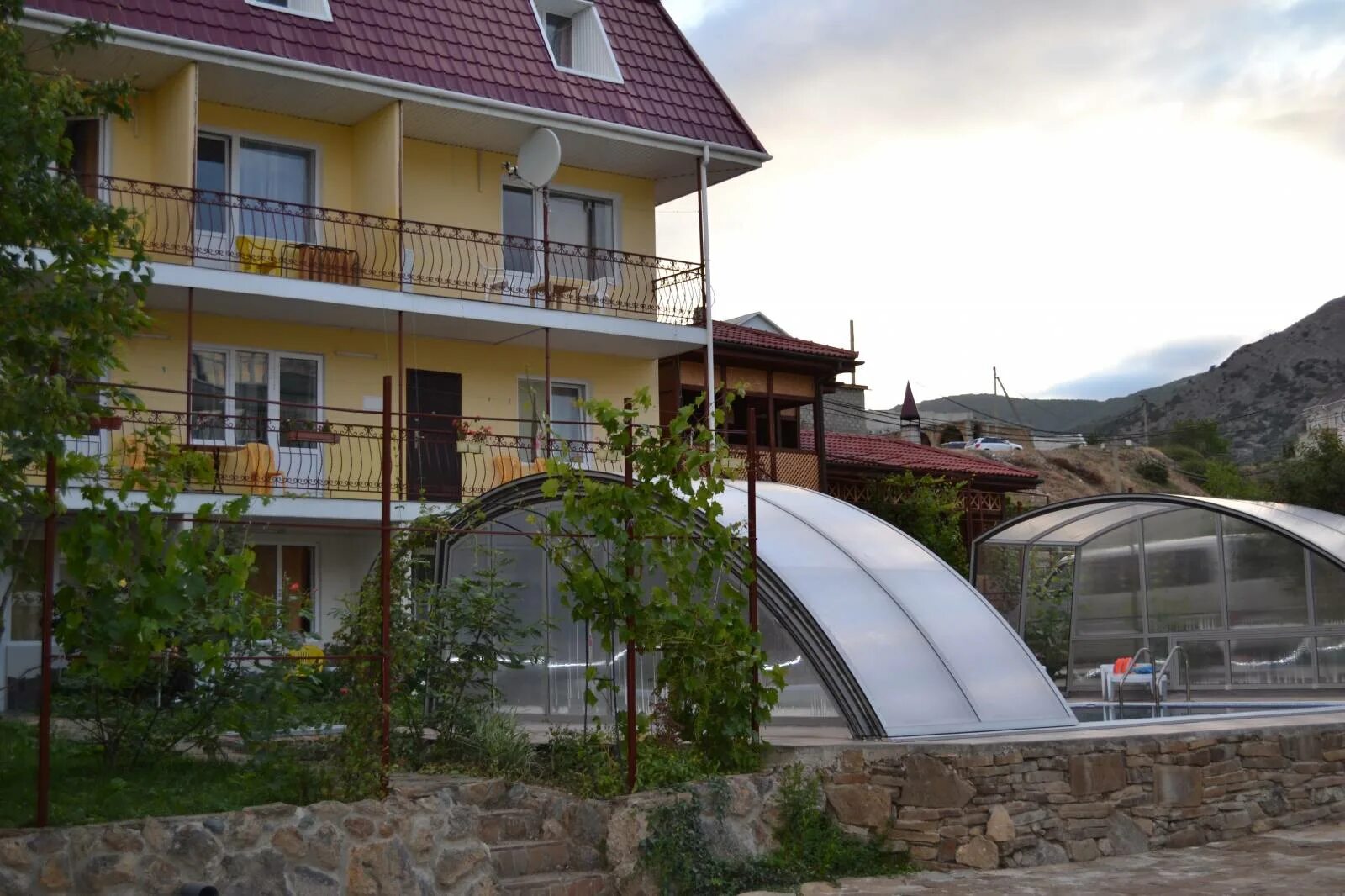 Испанский дворик судак. Крошка енот гостиница. Г судак ул гемиджилер 15. Гостевой дом в судаке лучистый. Судак улица таврическая 73.