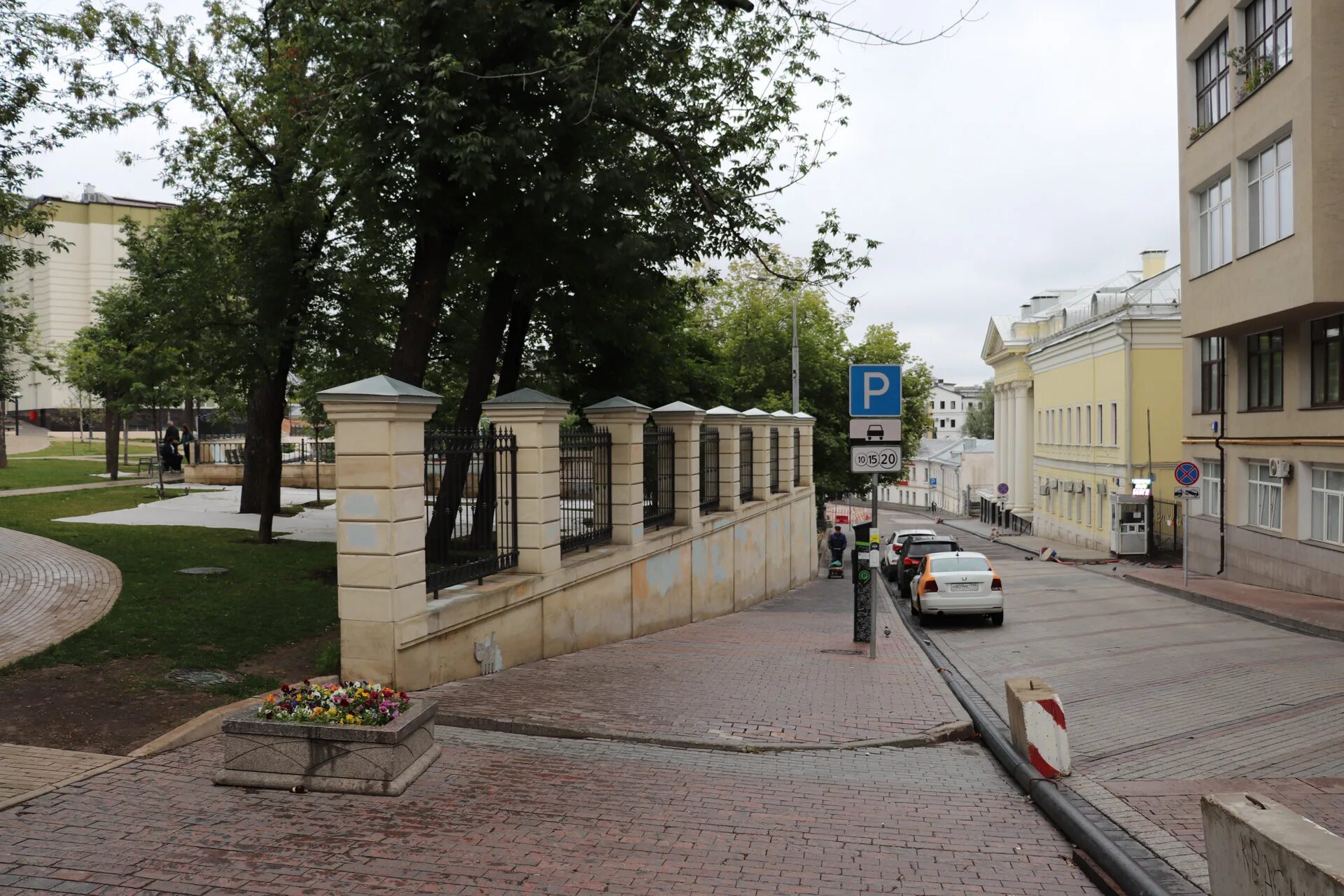 Спасоглинищевский переулок 9/1. Парк в Спасоглинищевском переулке. Сквер горки. Парк горка Китай город.