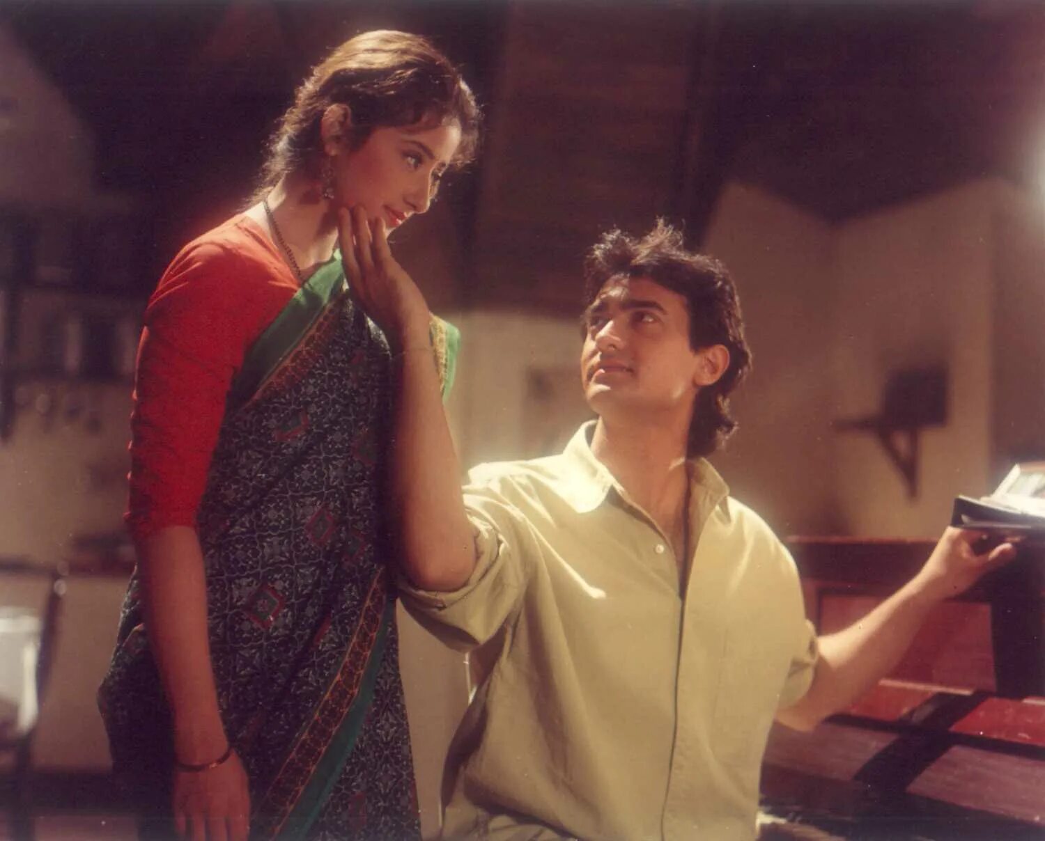 Разный судьбы индийский. Разные судьбы / akele hum akele tum (1995). akele hum akele tum 1995. aamir khan akele hum akele tum.