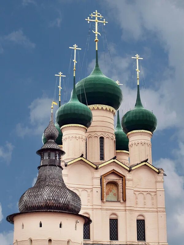 Церковь с зелеными куполами ярославль. Зеленые купала. Храм живоначальной троицы москва зелёные купола. Зеленые купала. Зелёные купола православного храма посвящены.