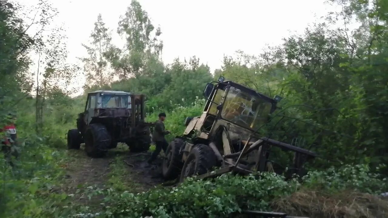 Погрузчик застрял в грязи. Погрузчик застрял в колее. Эвакуация трактора. Застрявший погрузчик как вытащить. Включи видео застрял