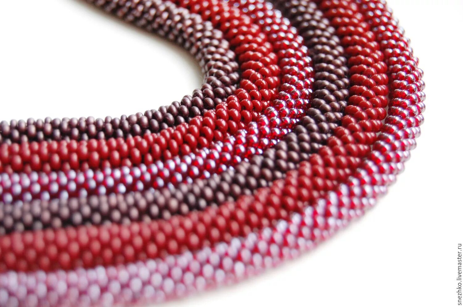 Жгут из бисера длинный. Жгуты из бисера на звездах. Два жгута. Два жгута. Тонкий жгут бисер.