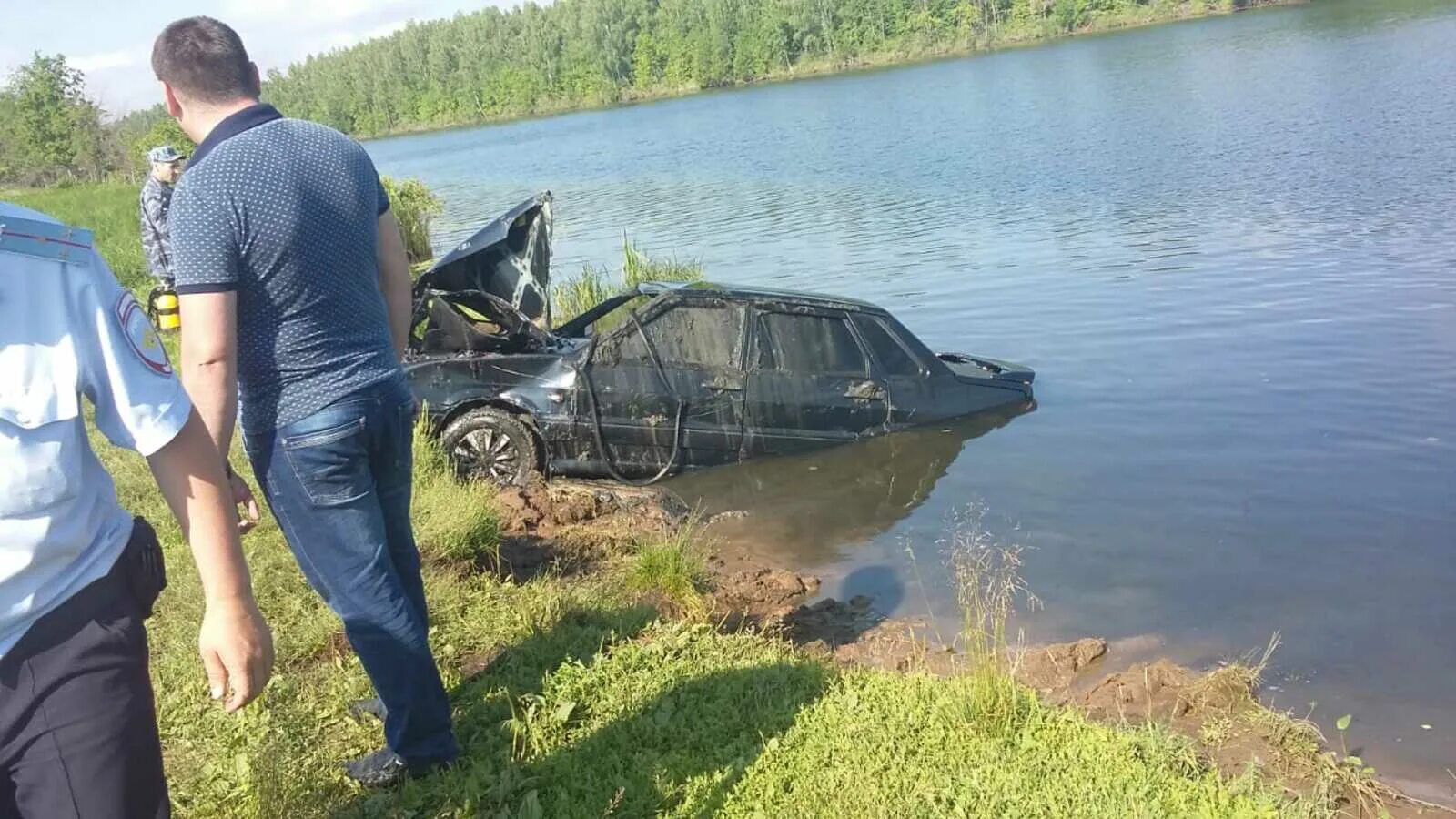 Озерах водителем. Саузово Башкирия. Автомобиль упал в озеро.