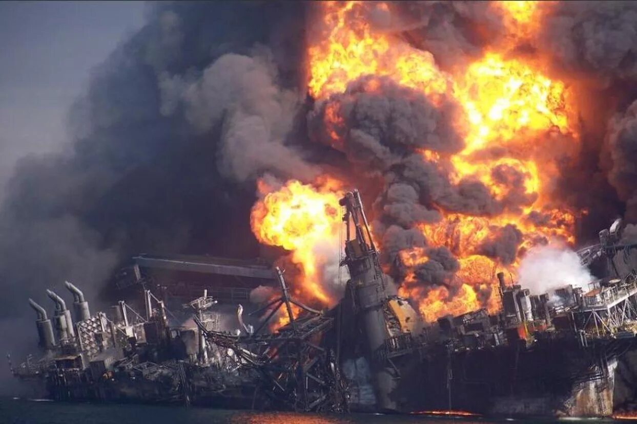 Взрыв нефтяной платформы Deepwater Horizon - 20 апреля 2010 года. Взрыв нефтяной платформы Deepwater Horizon в мексиканском заливе. Дипвотер хорайзон. Глубоководный Горизонт катастрофа 2010. 15 апреля 2010