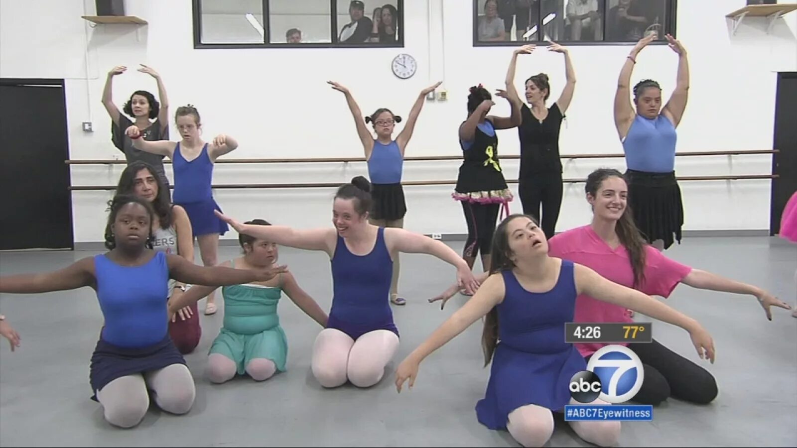 Дети дауны хореография. Танцующие дауны. Танцующие дауны. Синдром дауна танцы. Танцы даунят.