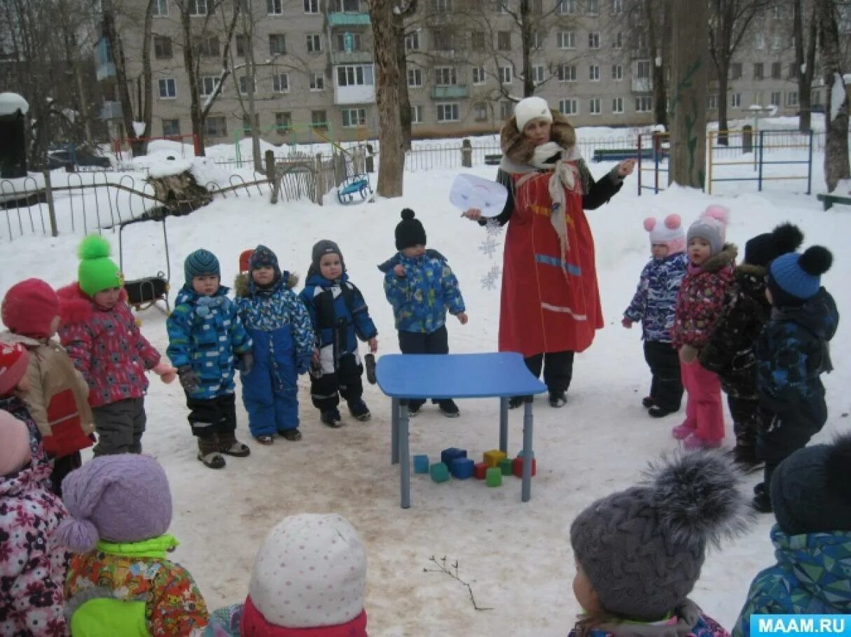 Игры на улице летом младшая группа. Игры на улице для младшей группы. Прогулка на свежем воздухе в детском саду. Игры на улице во второй младшей группе. Спортивный инвентарь своими руками в доу.