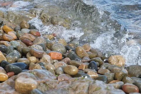 Источенные водой камни и море
