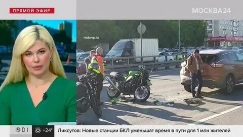 Байкер в толпе феминисток