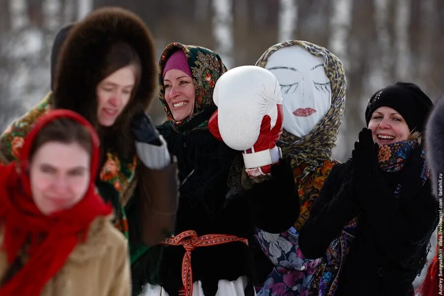 фотосессия в лесу зимой. зимняя фотосессия. зимняя фотосессия на улице. зимний портрет девушки. девушка в снегу.