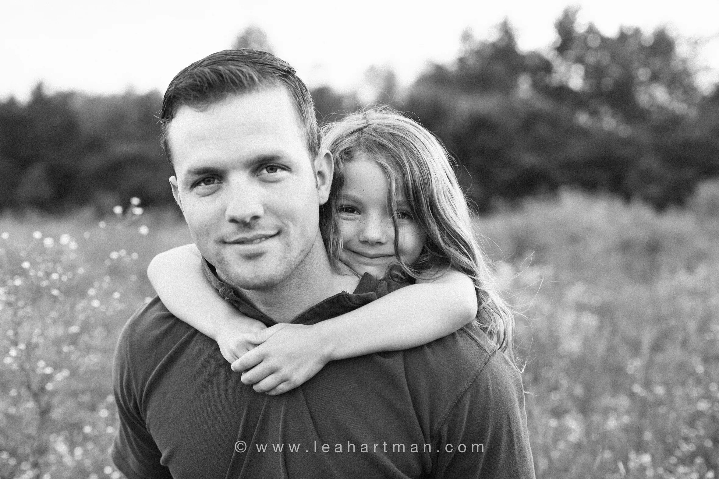 Счастливый папа с дочкой. Девочка с папой. Семейные споры реклама. Отец м дочь. Отец и дочь.