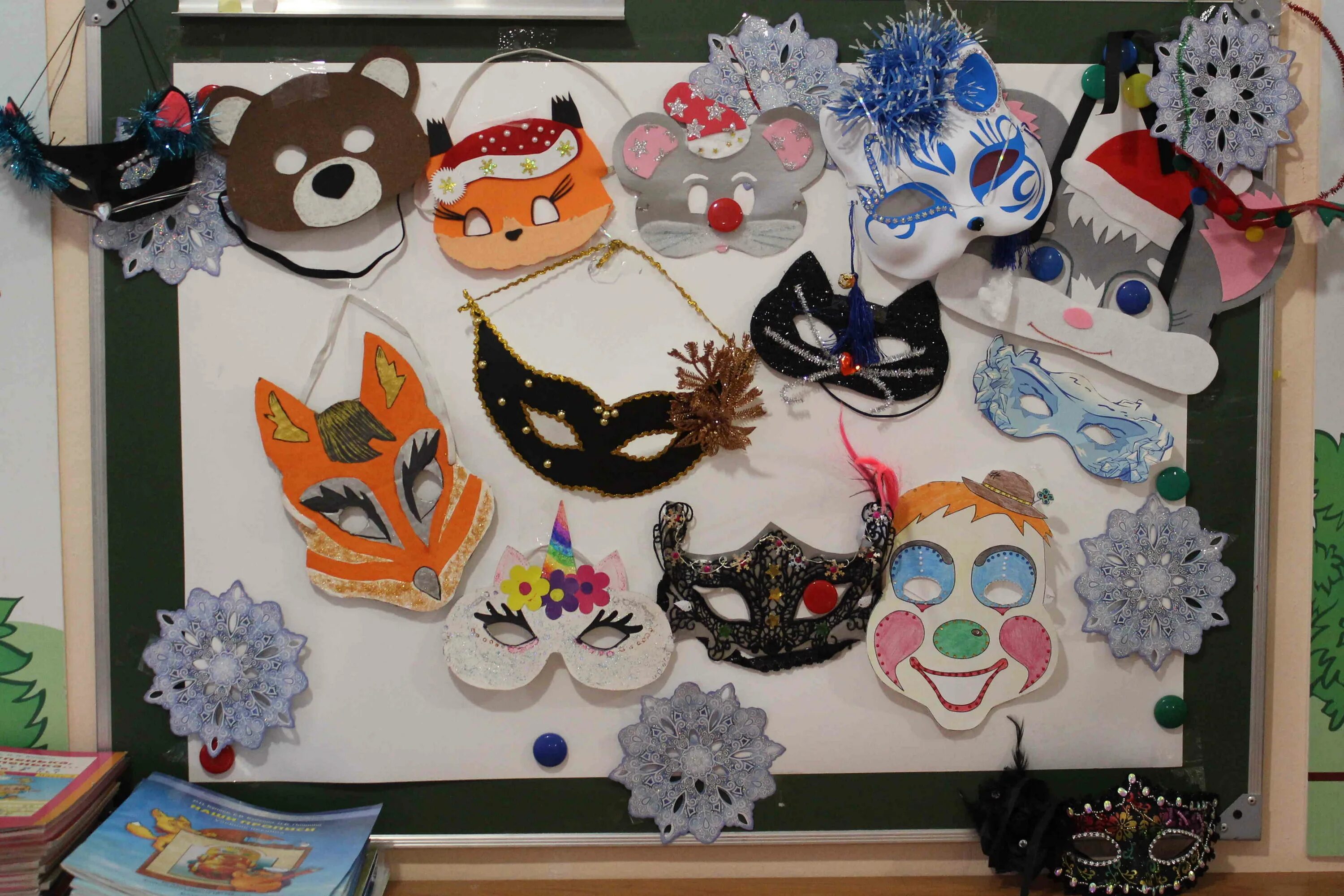 Конкурс Новогодняя маска. Выставка новогодних масок. Карнавальная маска в садик. Выставка масок в детском саду.