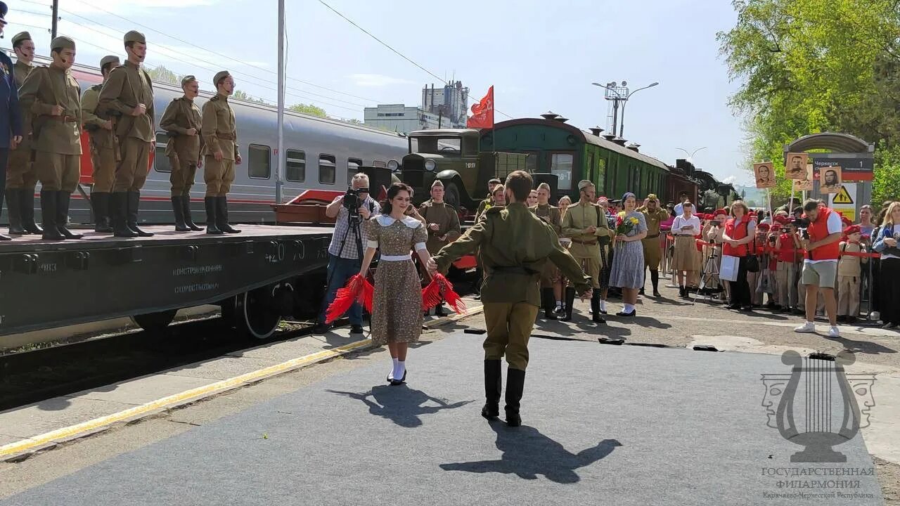 Станция черкесск. Поезд Победы. Поезд Победы Черкесск. Ретро поезд победа. Военный поезд Великой Отечественной войны.