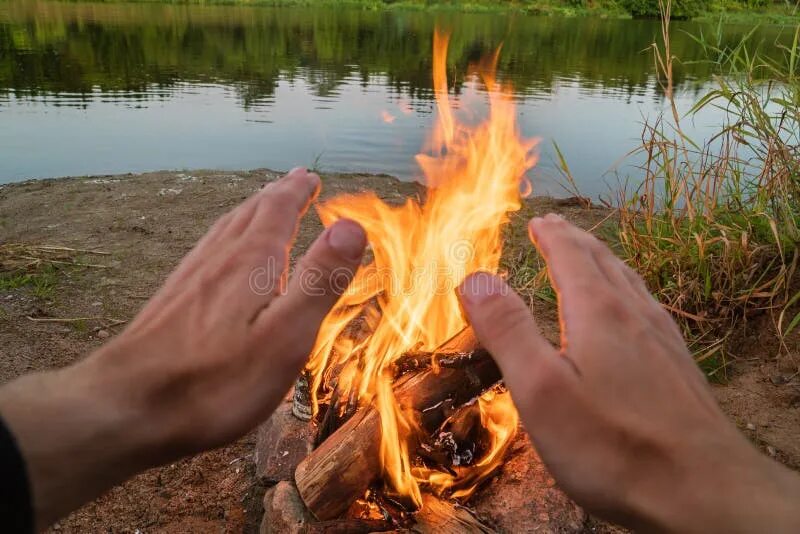 Изображение костра. Тепло от костра передается путем излучения. Уголек в огне. Теплопроводность человека. Конвекция и излучение костра.