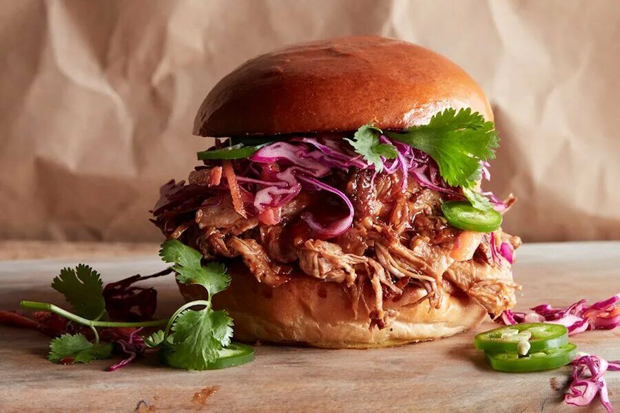 Foodpicasso. Бургер pulled Pork. Бургер с рваной свининой и Коул слоу. Бургер с Коул слоу. Бургер с рваным мясом.