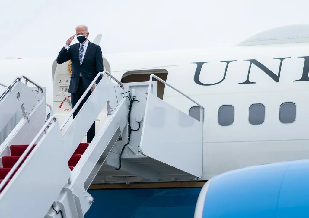 Джо байден падает на трапе самолета. Байден на трапе самолета. Самолет джо байдена. Байден на трапе самолета. Самолет джо байдена.