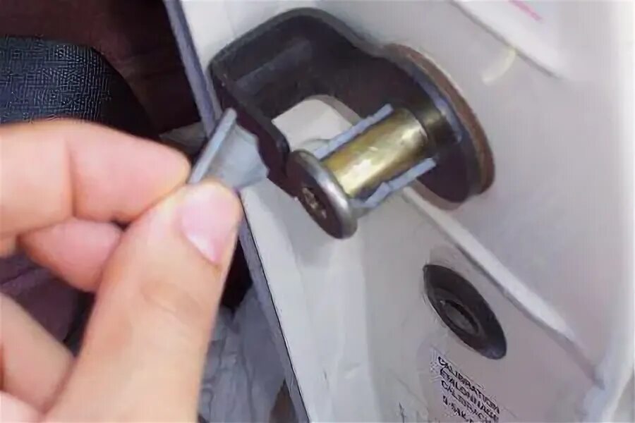 Регулировка двери nissan almera classic. Регулируем закрытие дверей на рено. Не закрывается дверь на морозе что делать. Фольксваген пассат б3 плохо закрывается дверь на стойке. Смк на дверь ворот.