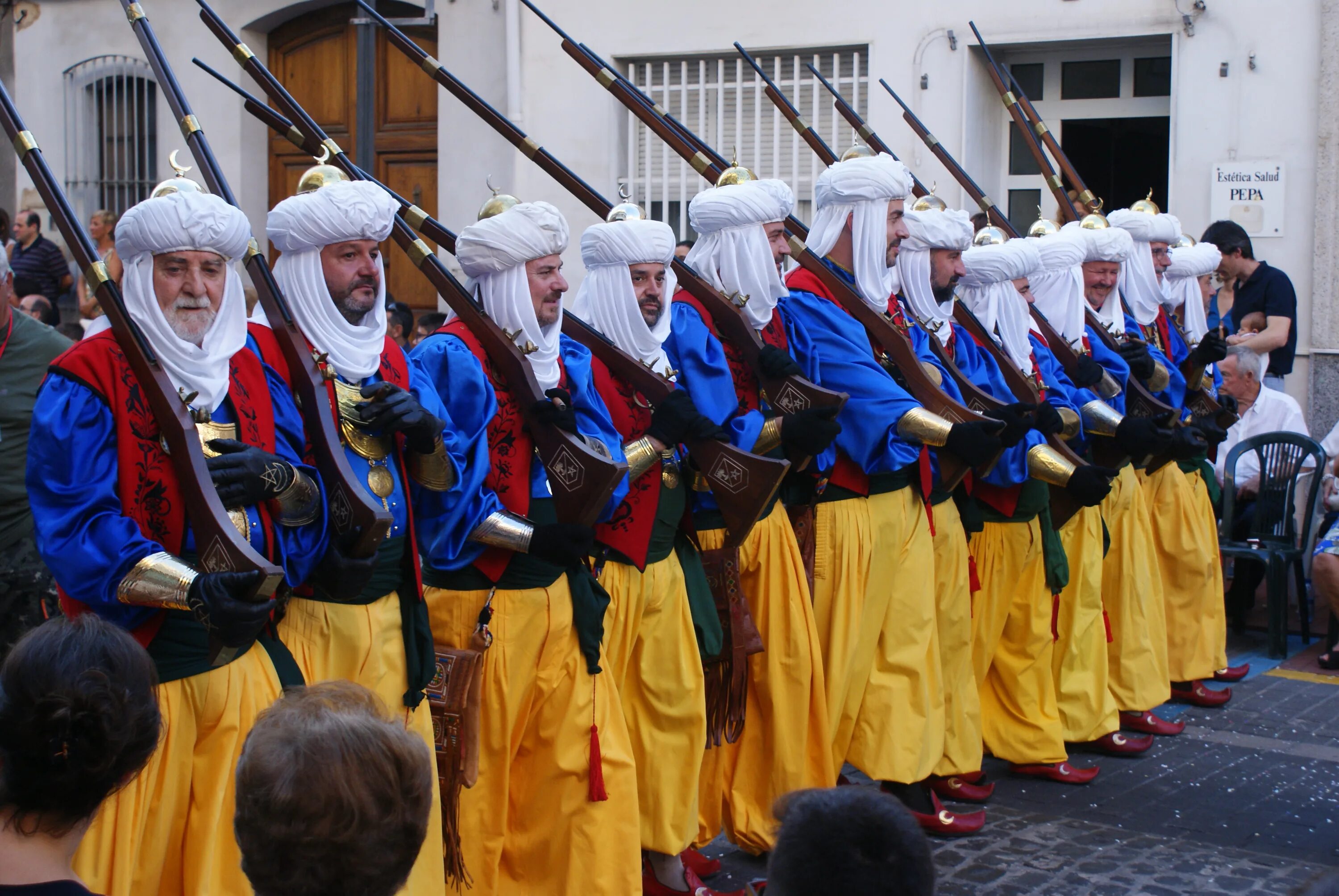 Мавры в испании средневековье. Испанский праздник moros y cristianos. Мавры в испании средневековье. Фестиваль «мавры и христиане» в городе алькой. Фестиваль "мавры и христиане" в испании.