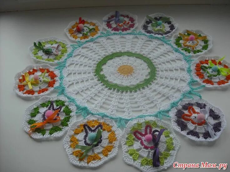 Салфетка пасхальная крючком в технике. Салфетка на Пасху крючком. Пасхальные салфетки крючком. Вязаная салфетка к Пасхе. Вязание крючком пасхальные салфетки.
