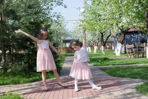 Девочка играла во дворе