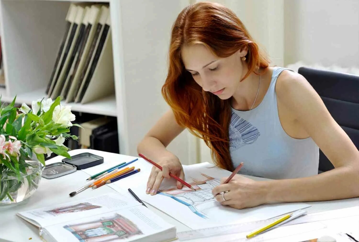 Студенты дизайнеры интерьера. Дизайнер интерьера профессия. В чем заключается работа дизайнера. Девушка дизайнер интерьера. Девушка дизайнер.