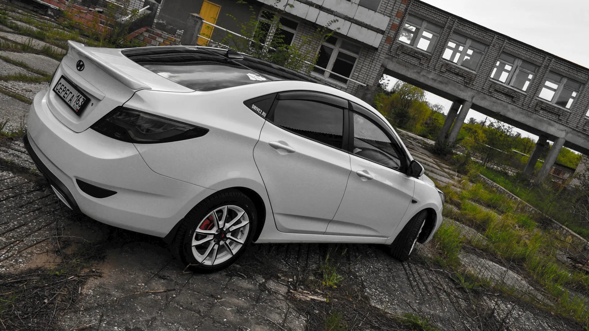 Делай хендай солярис. Hyundai Solaris 2013 Tuning белый. Hyundai Solaris Tuning. Hyundai Solaris 2011 тюнинг. Hyundai Solaris 2011 обвес.