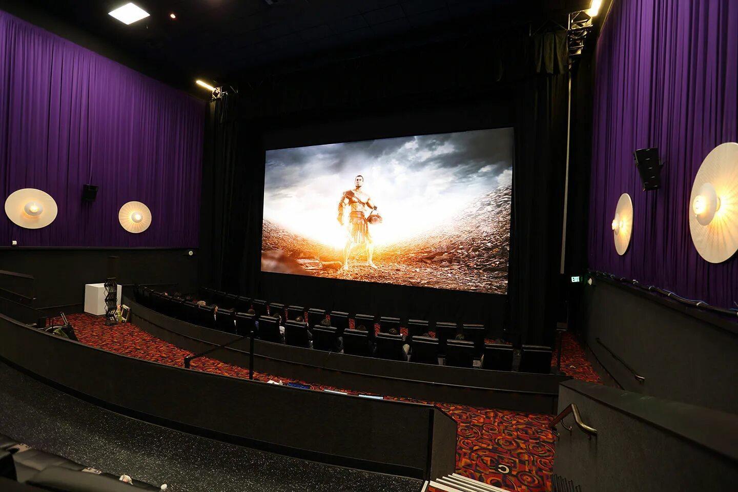 В каких кинотеатрах показывают дюну. Экран кинотеатра. Большой экран в кинотеатре. Кинозал экран. Зал с экраном.