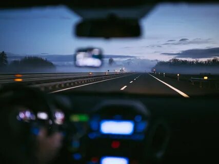 Едет мужик по трассе видит
