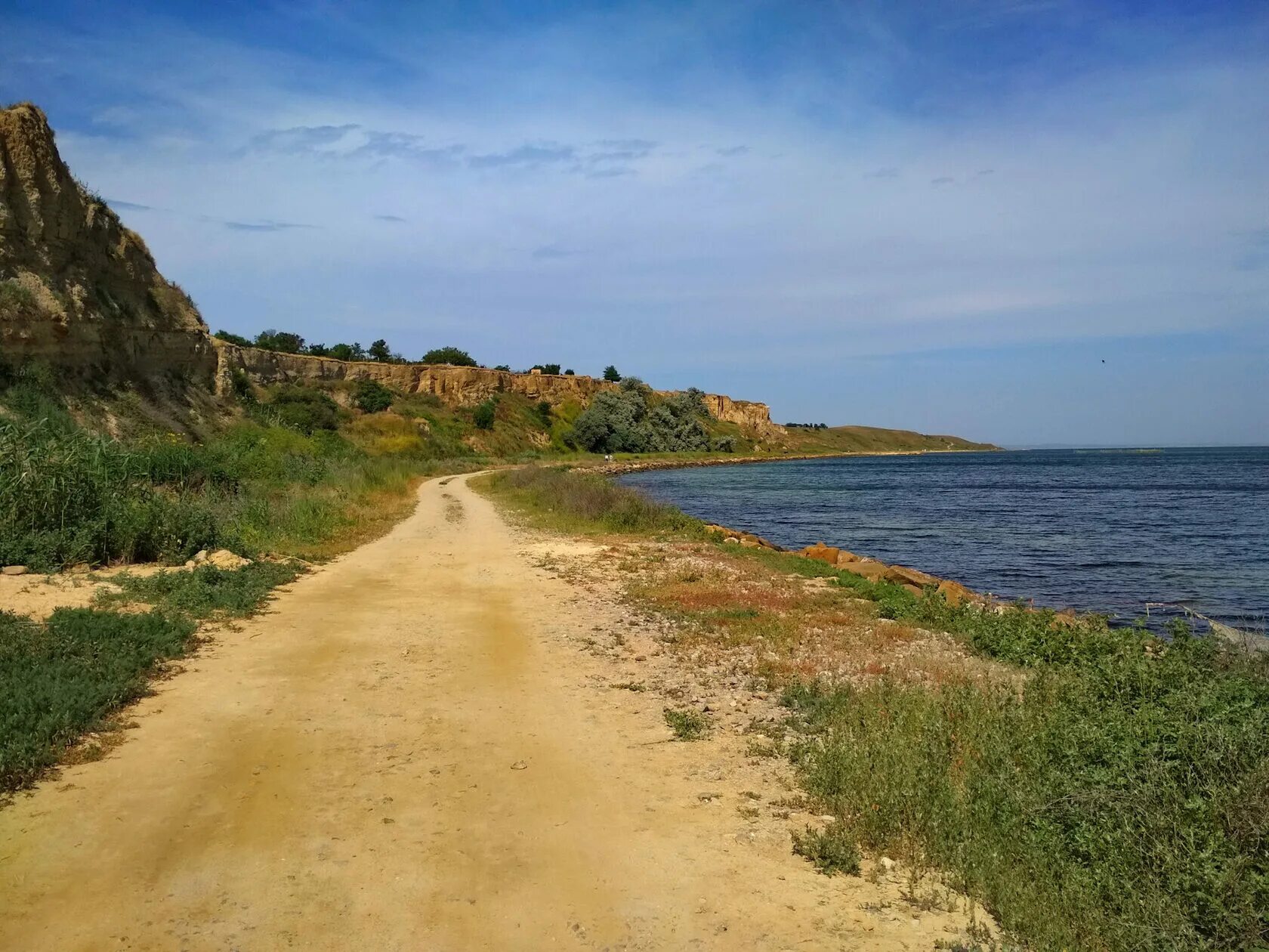 Тамань с палатками. Тамань город море. Тамань краснодарский край пляж. Тамань центральный пляж. Таманский залив пляж станица тамань.