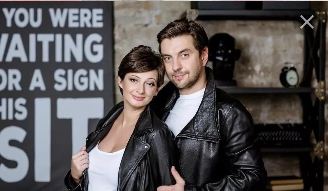 Скарлетт йоханссон с мужем 2021. Домашний кинотеатр с людьми. Семья у телевизора. Непара солистка. C ve tv.