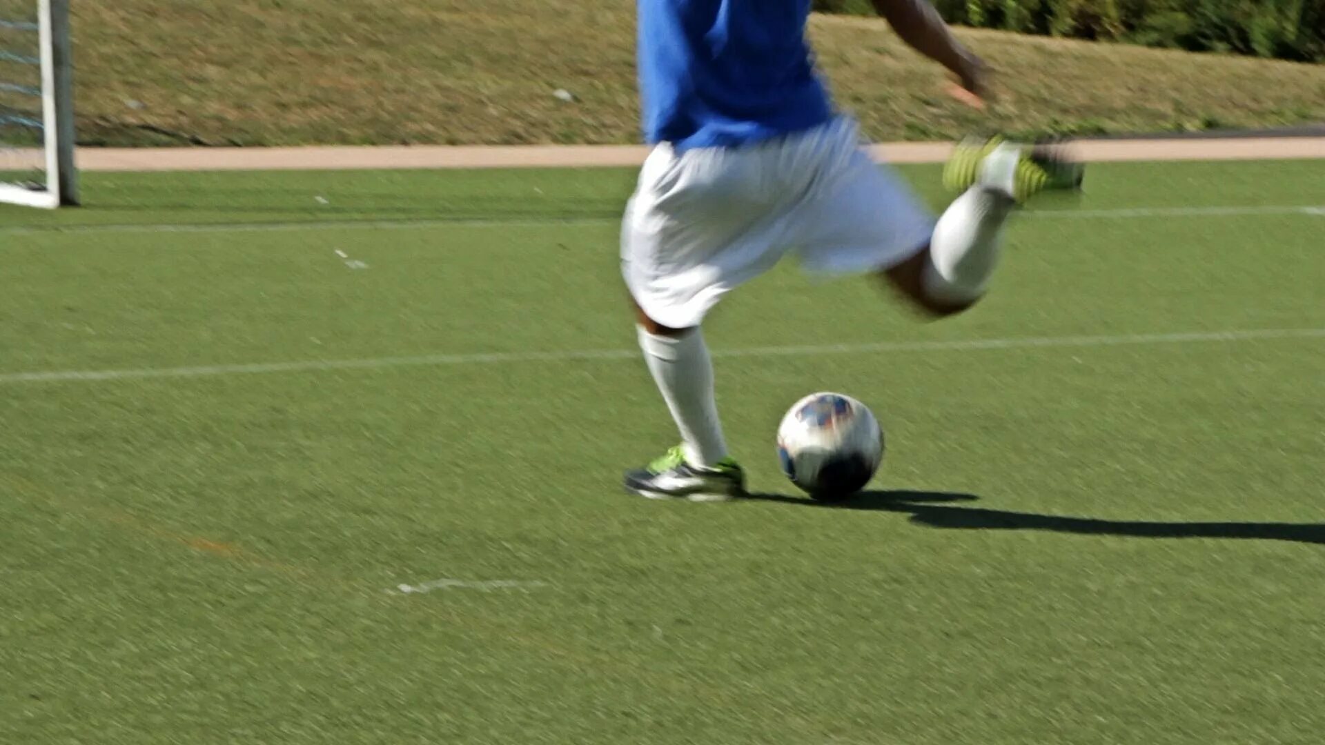 Самый точный удар в футболе считается. Удар по мячу. Удар в футболе. Удар мяча. Ногой по мячу.